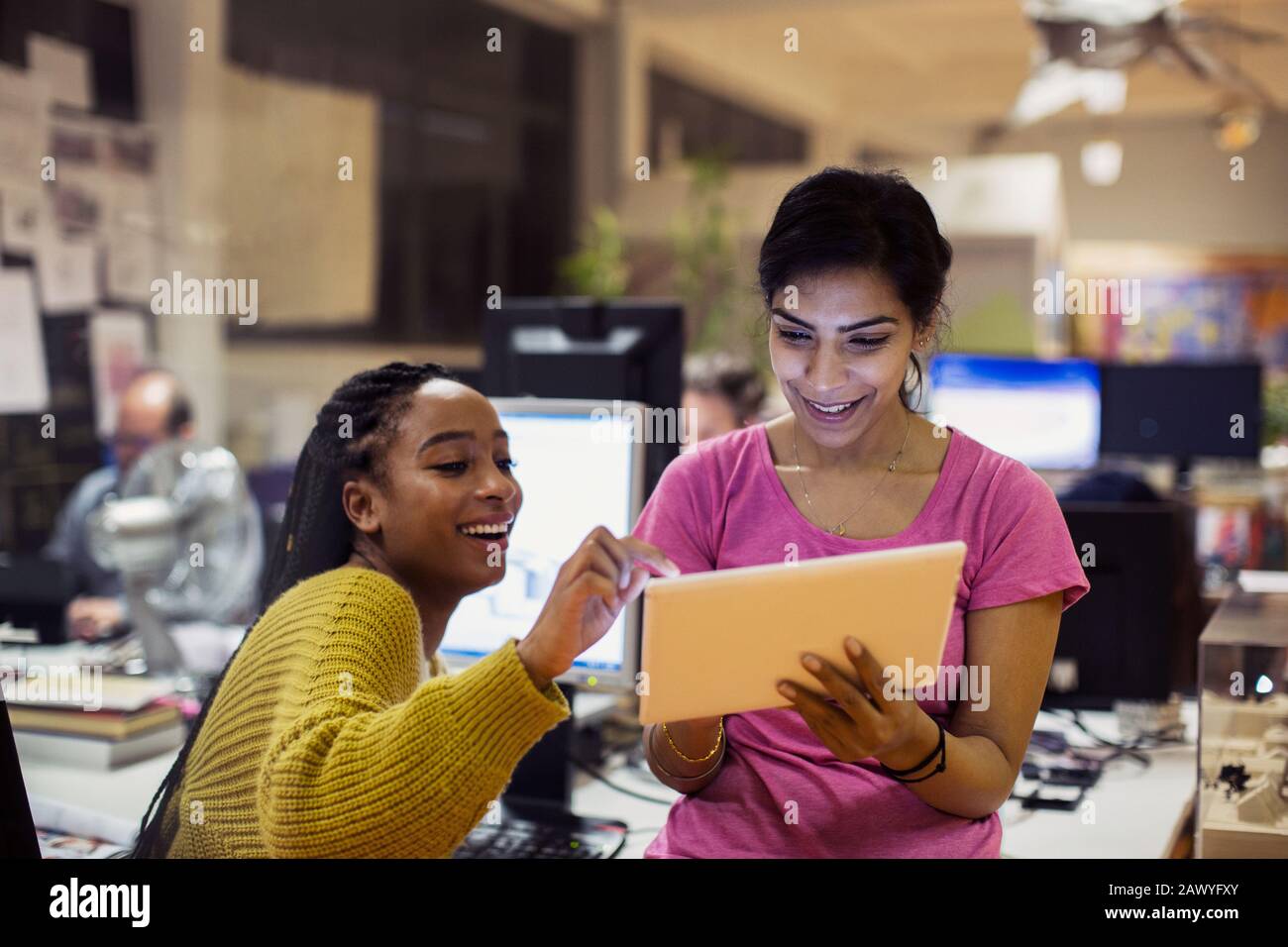 Businesswomen using digital tablet in office Banque D'Images