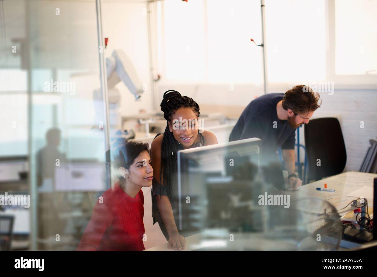 Ingénieurs travaillant à l'ordinateur au bureau Banque D'Images