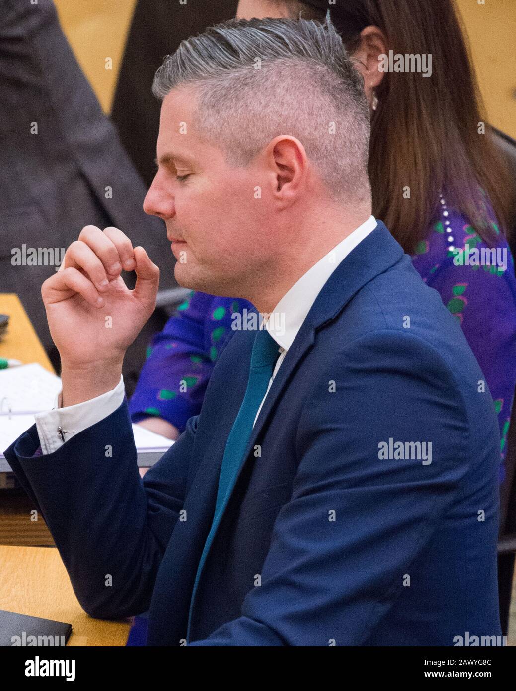 Édimbourg, Royaume-Uni. 5 Février 2020. Photo: Derek Mackay MSP - Ministre des finances du Cabinet, vu dans la chambre du Parlement écossais au moment où il a obtenu le texte sur son téléphone portable avec toi les allégations qui lui sont soumises. Dans l'heure où il a eu une réunion avec le premier ministre, Nicola Sturgeon, où il est entré immédiatement dans sa démission. Il a ensuite été suspendu en attendant une enquête. Banque D'Images