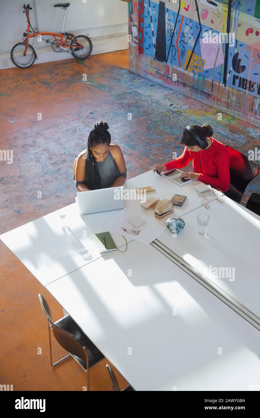Des femmes d'affaires créatives travaillant à la table de conférence Banque D'Images