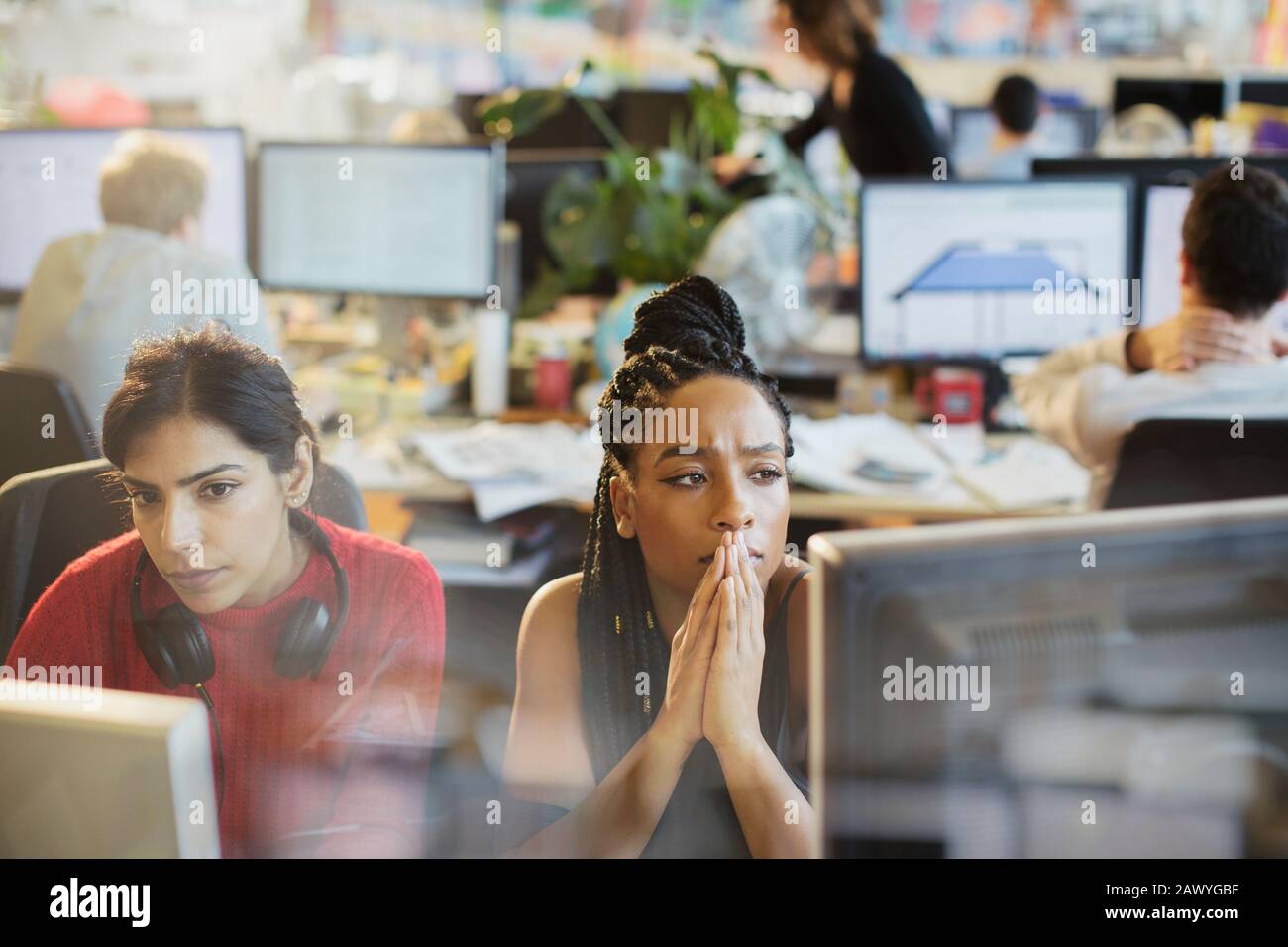 Des femmes d'affaires travaillant dans des ordinateurs au bureau Banque D'Images