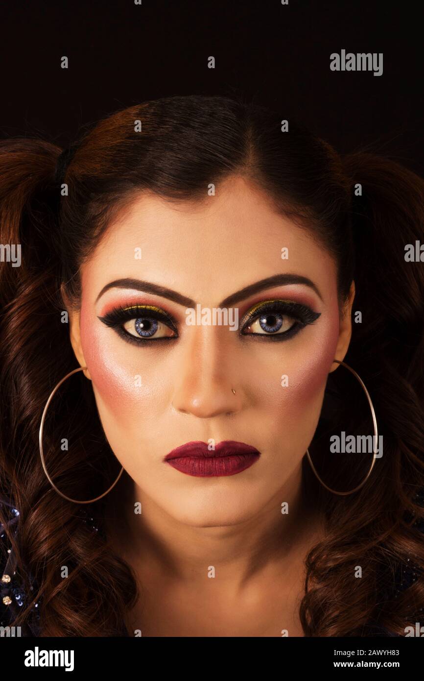 Gros Plan Portrait D Une Jeune Femme Beau Maquillage Eyeliner Chat Regarder L Appareil Photo Photo Stock Alamy
