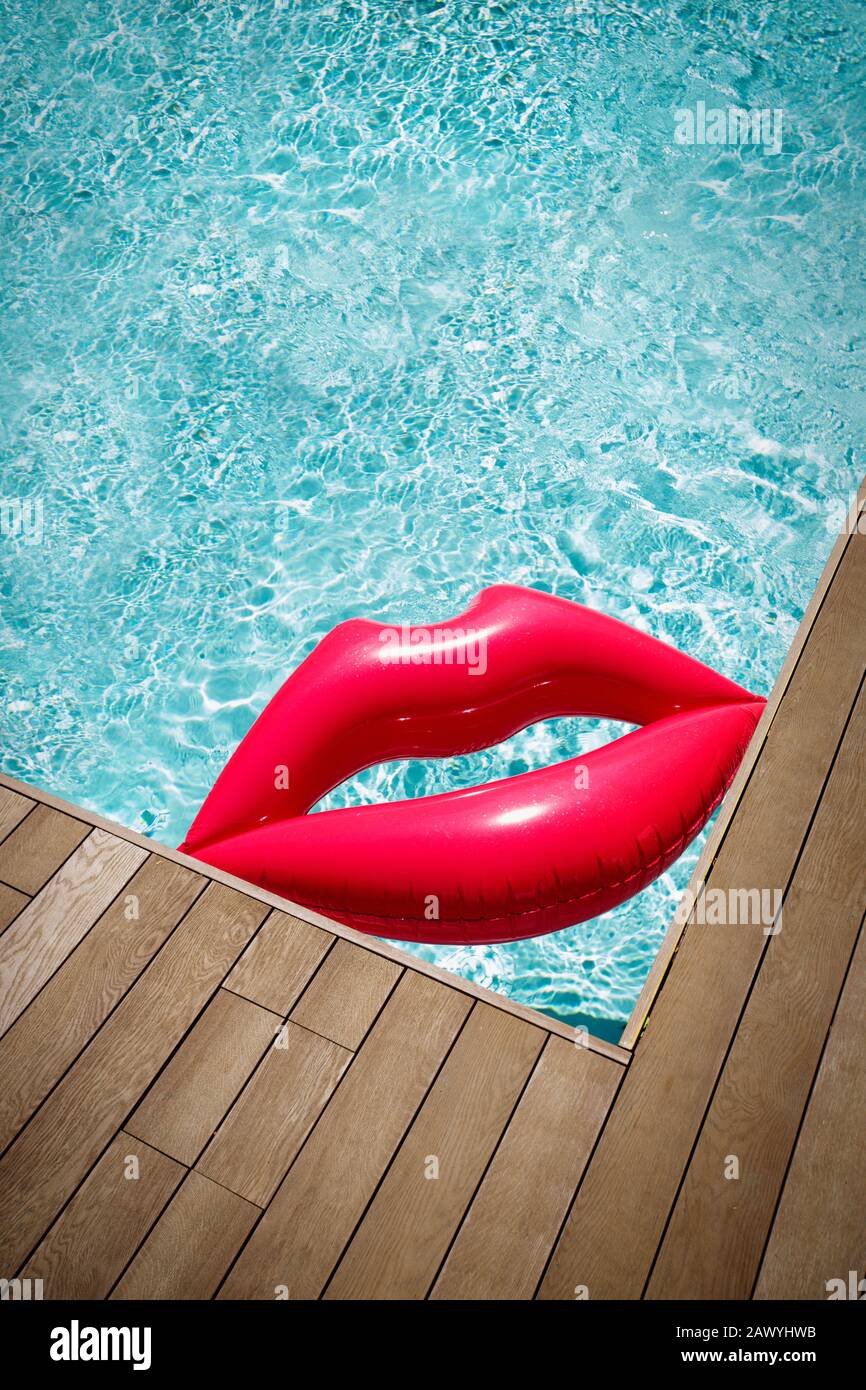 Lèvres gonflables dans le coin de la piscine ensoleillée d'été Banque D'Images