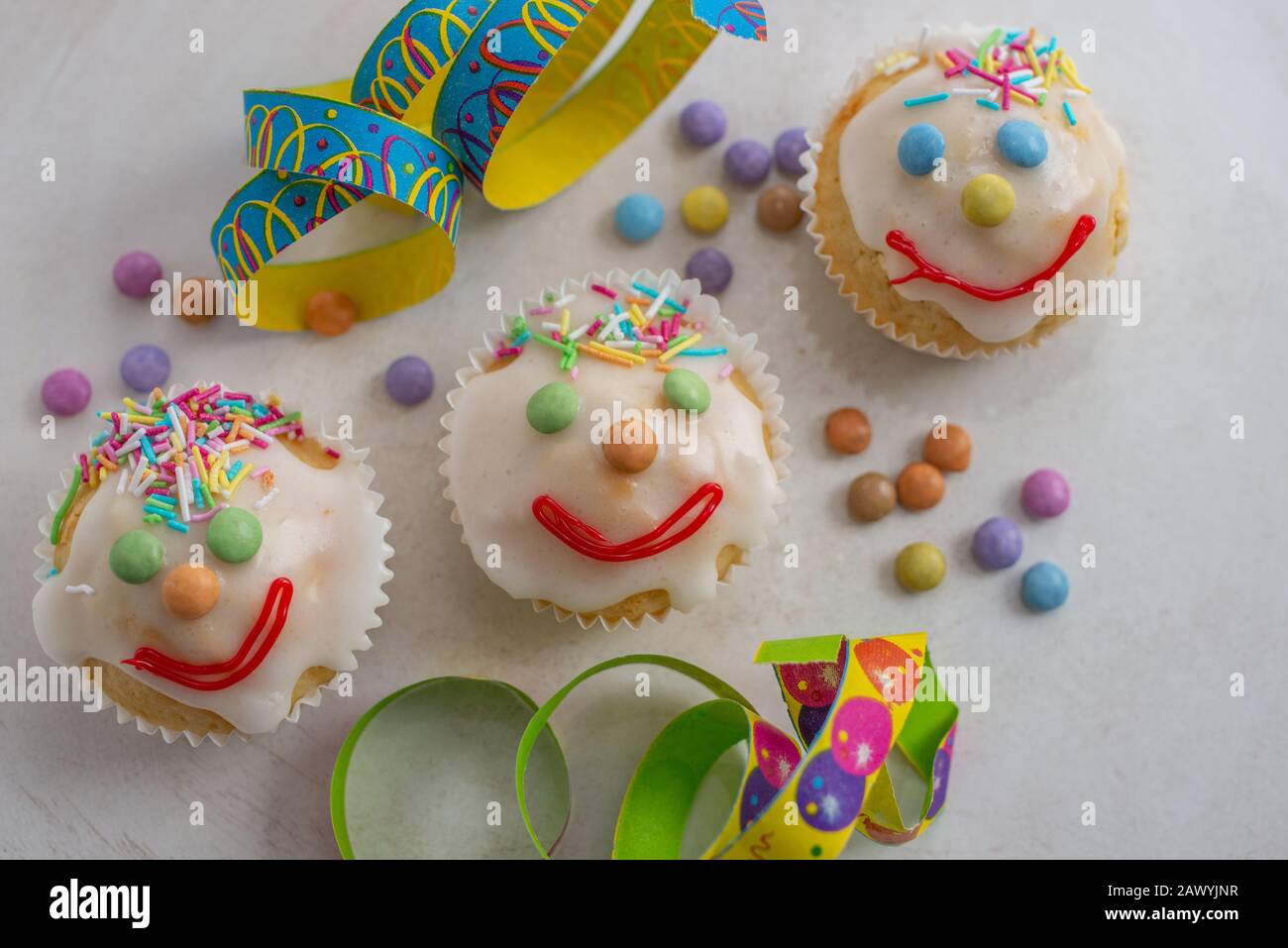 Muffins Au Clown De Carnaval Decores De Lentilles Au Chocolat Multicolore Photo Stock Alamy