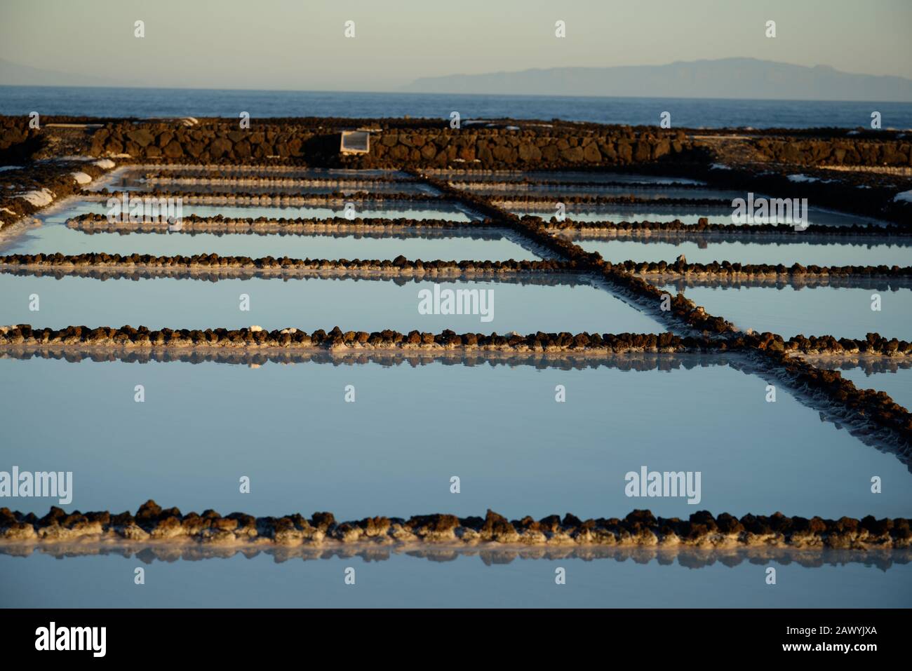 Salines. Évaporation de l'eau de mer pour laisser du sel pur. Salinas De Fuencaliente, L'Île De La Palma, Canaries. Banque D'Images