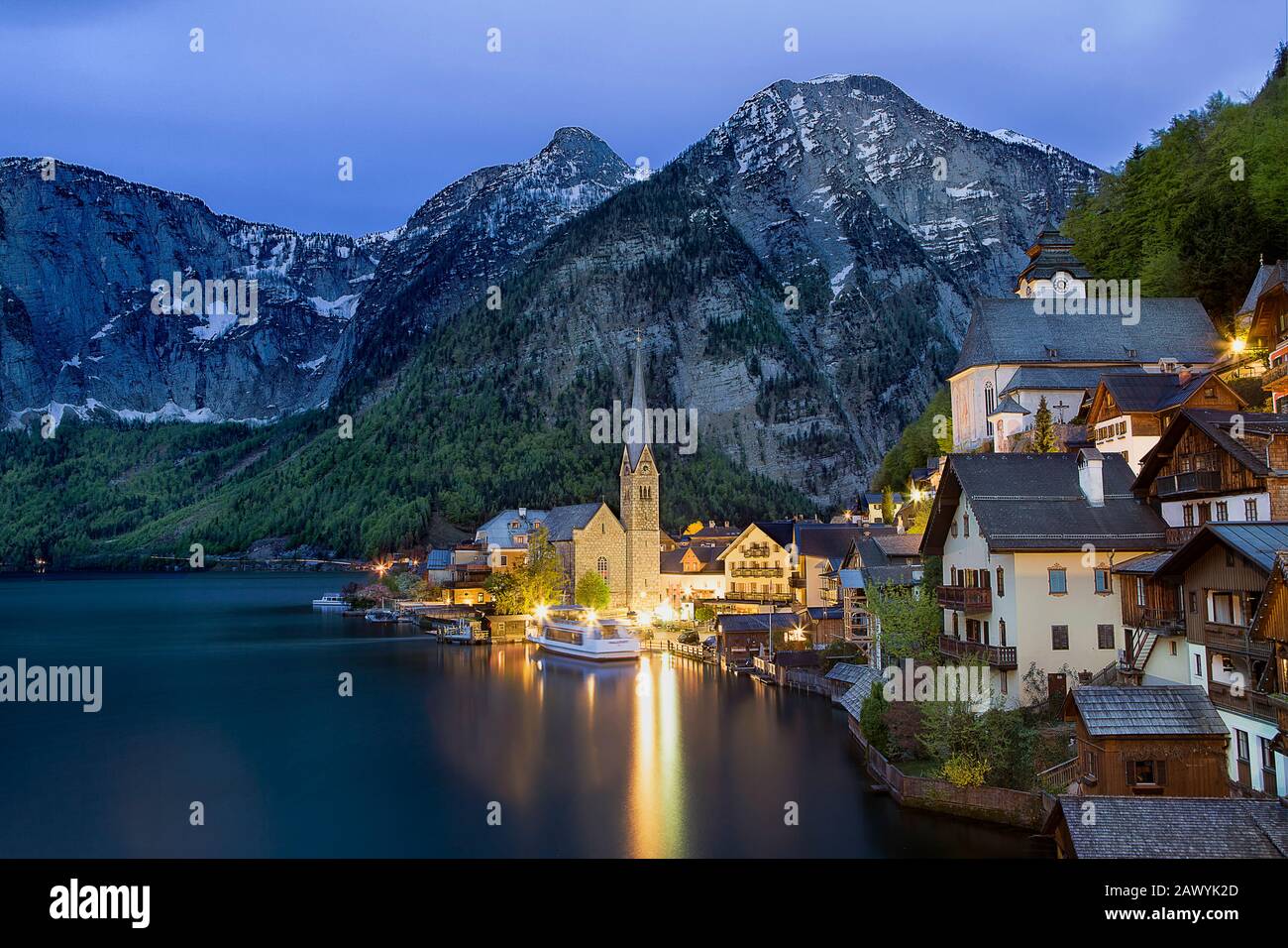 Vue à couper le souffle sur Hallstatt au coucher du soleil. Banque D'Images