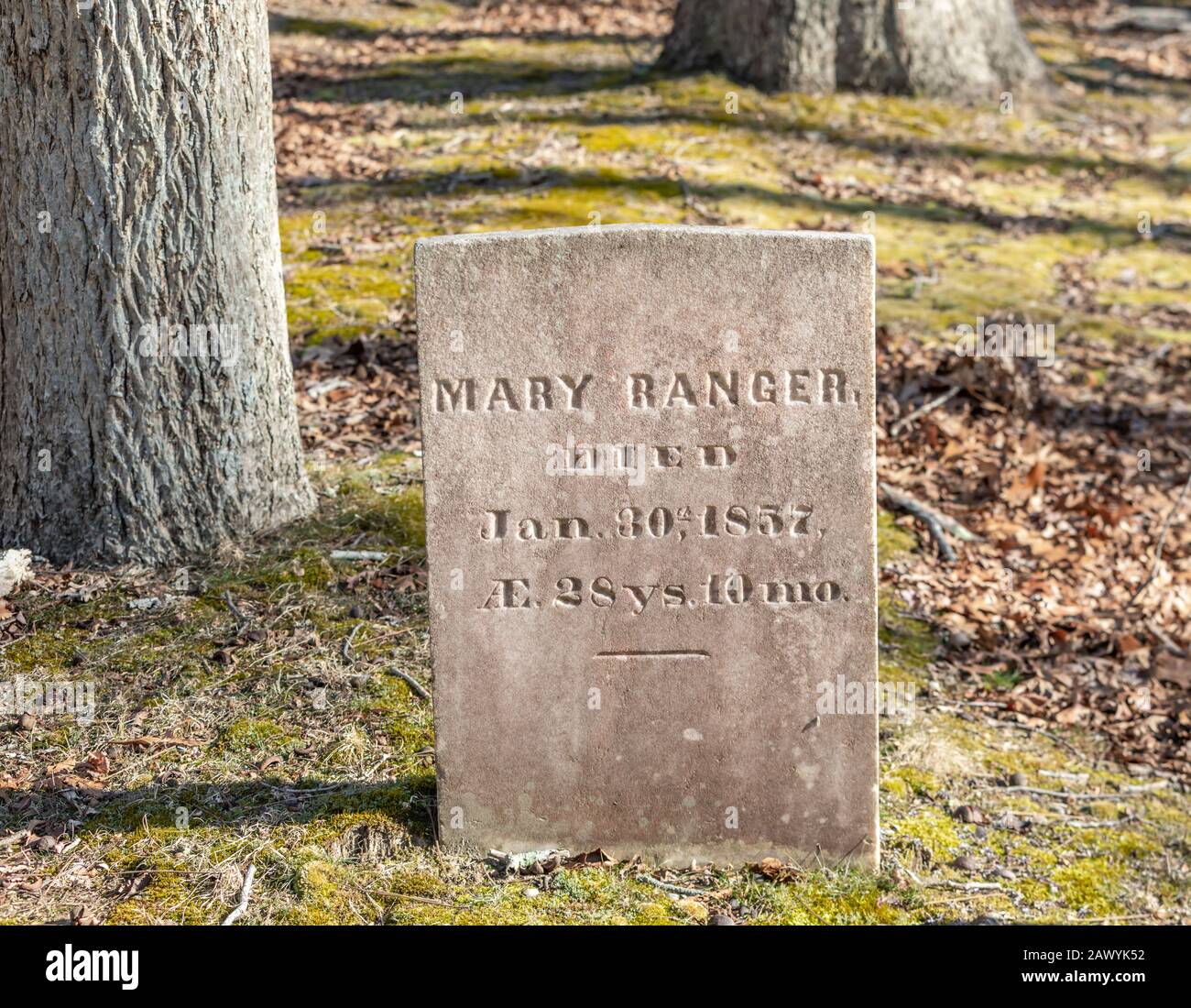 Vieille pierre tombale pour Mary Ranger, dans un complot familial à East Hampton, NY Banque D'Images