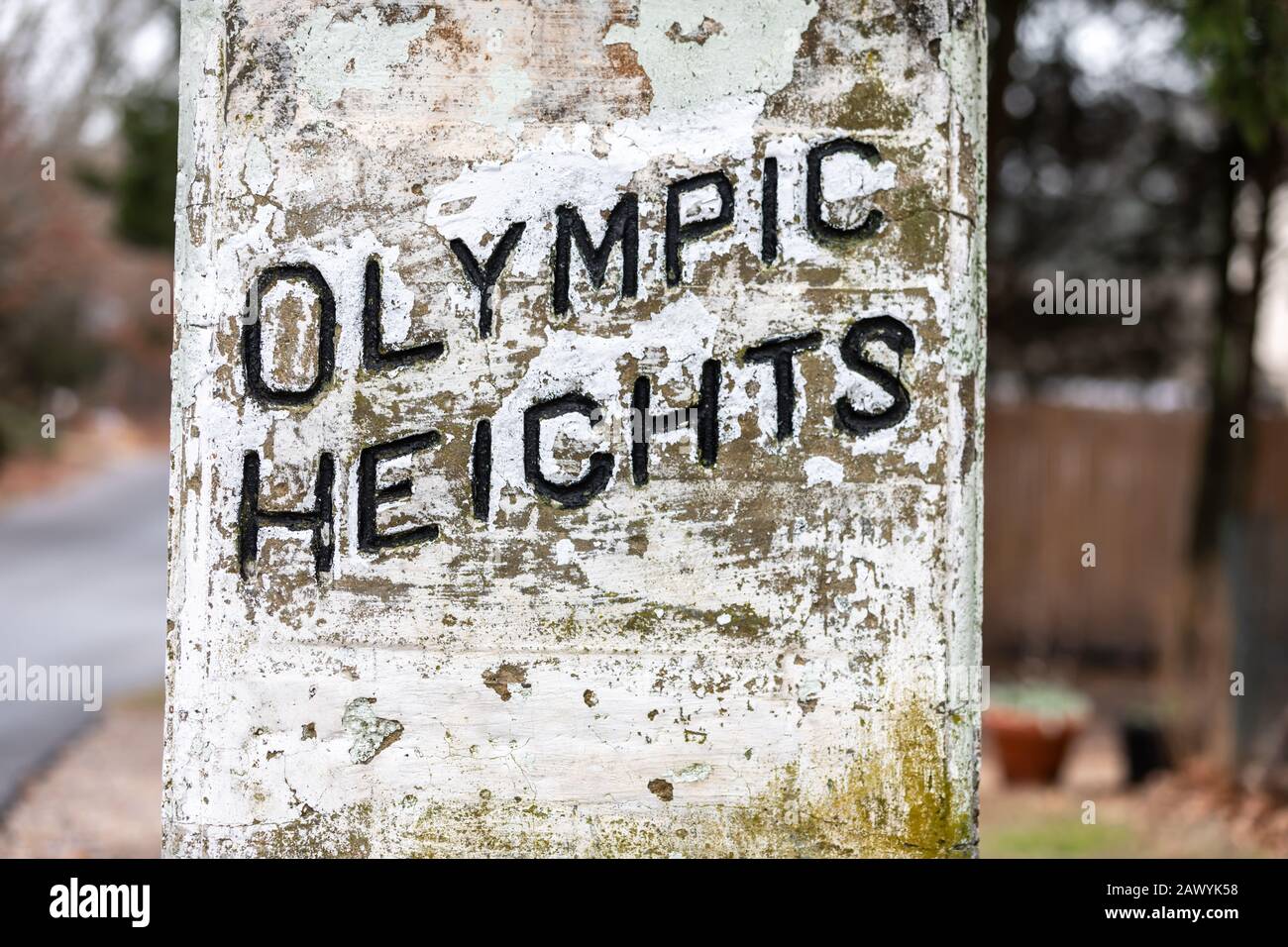 Ancien poste en béton à Springs, NY avec le nom du quartier, Olympic Heights Banque D'Images