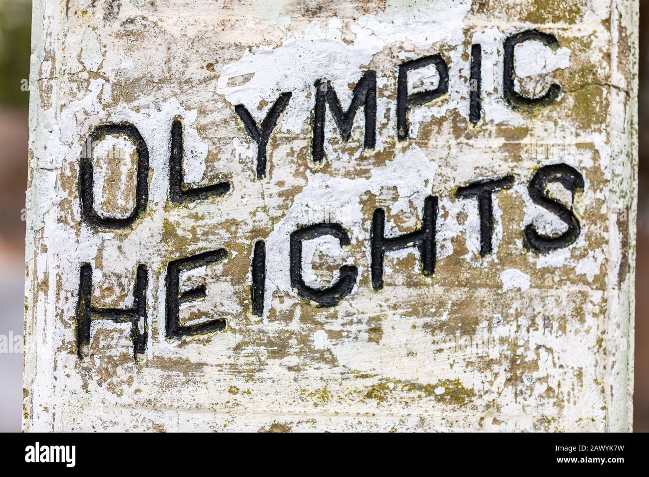 Ancien poste en béton à Springs, NY avec le nom du quartier, Olympic Heights Banque D'Images