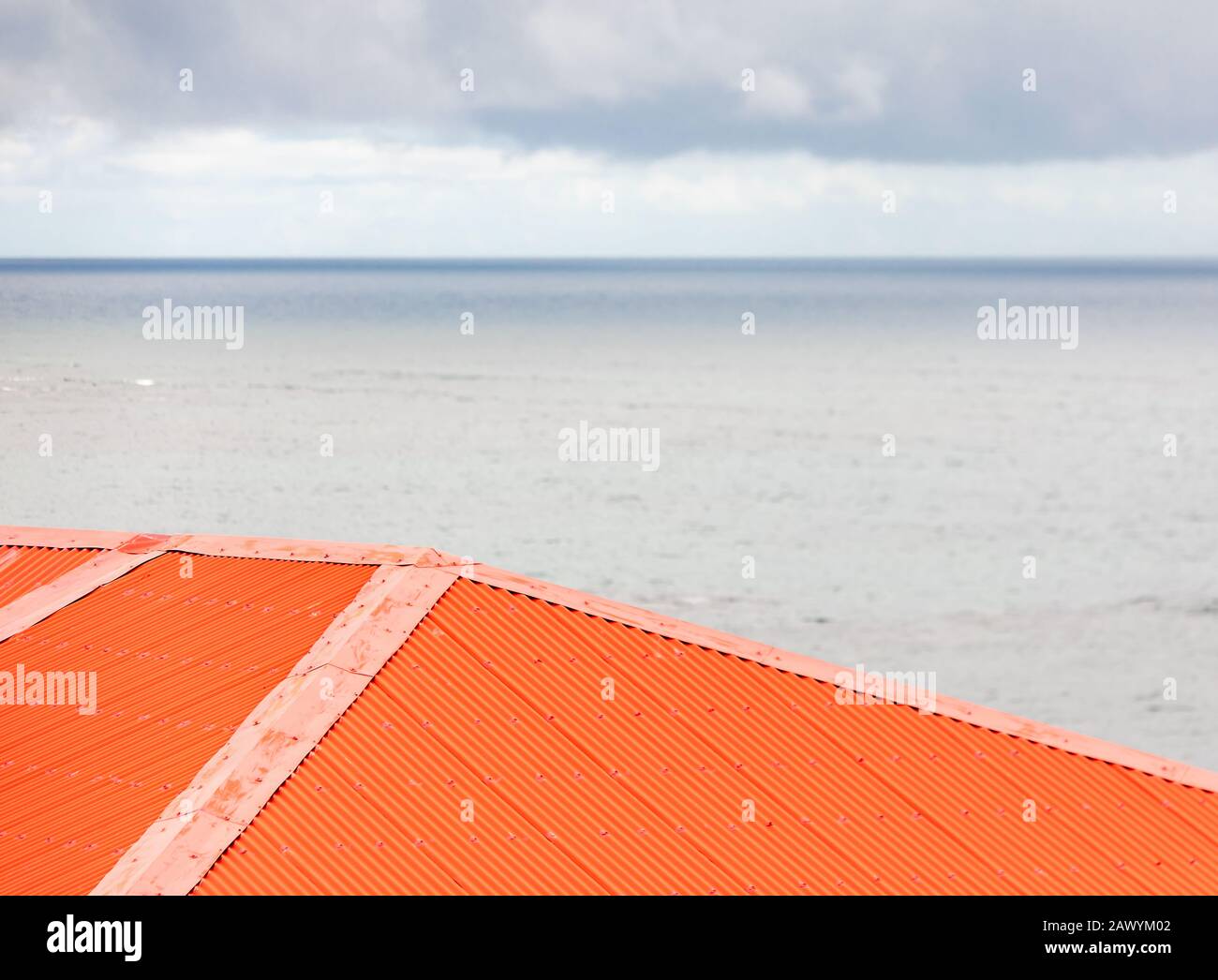 Toit en métal rouge sur une villa à St Martin Banque D'Images
