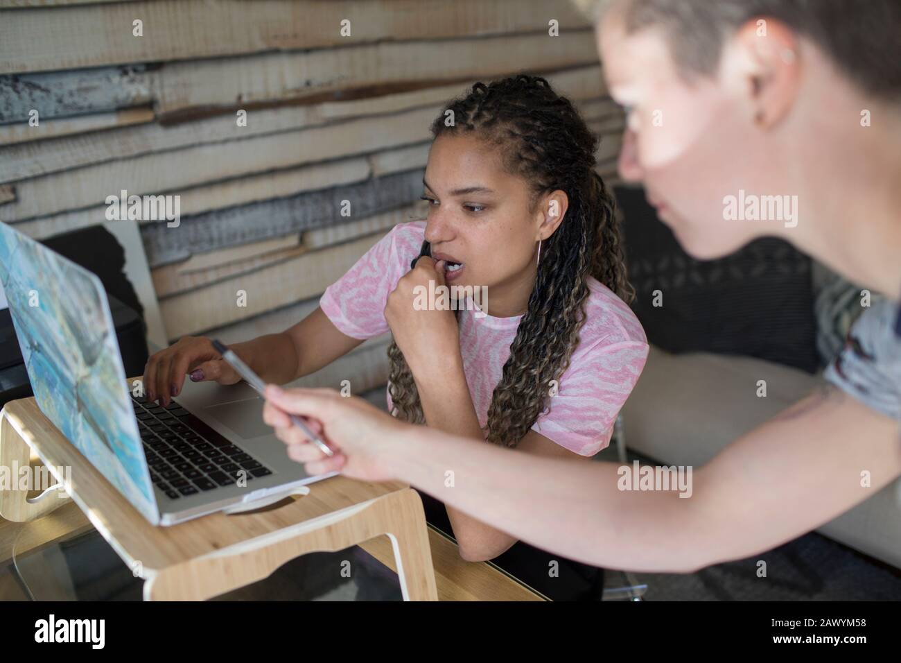 Jeunes femmes entrepreneurs travaillant sur ordinateur portable Banque D'Images