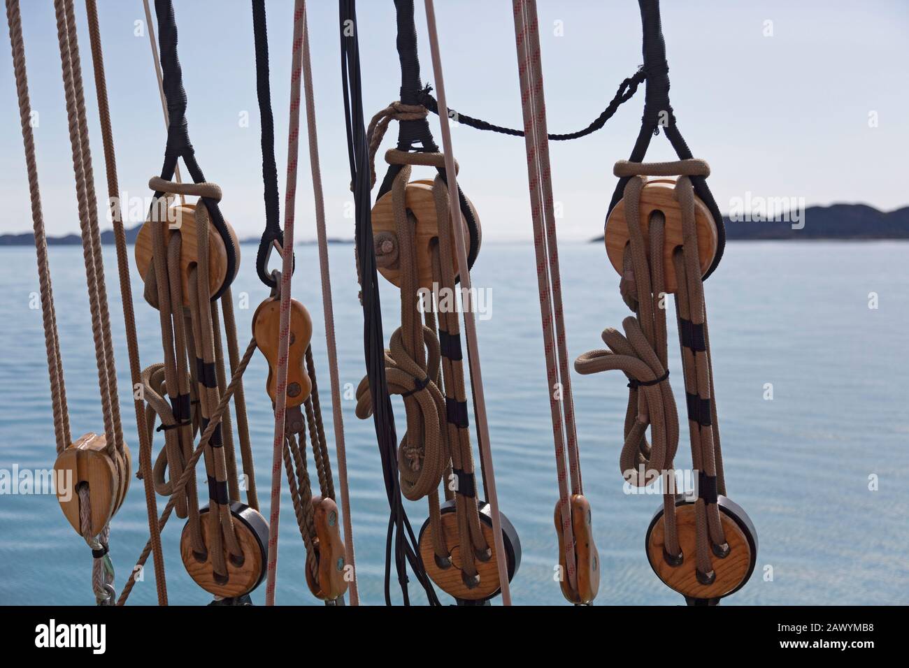 Poulies de voiliers en bois et gréement sur l'océan Banque D'Images