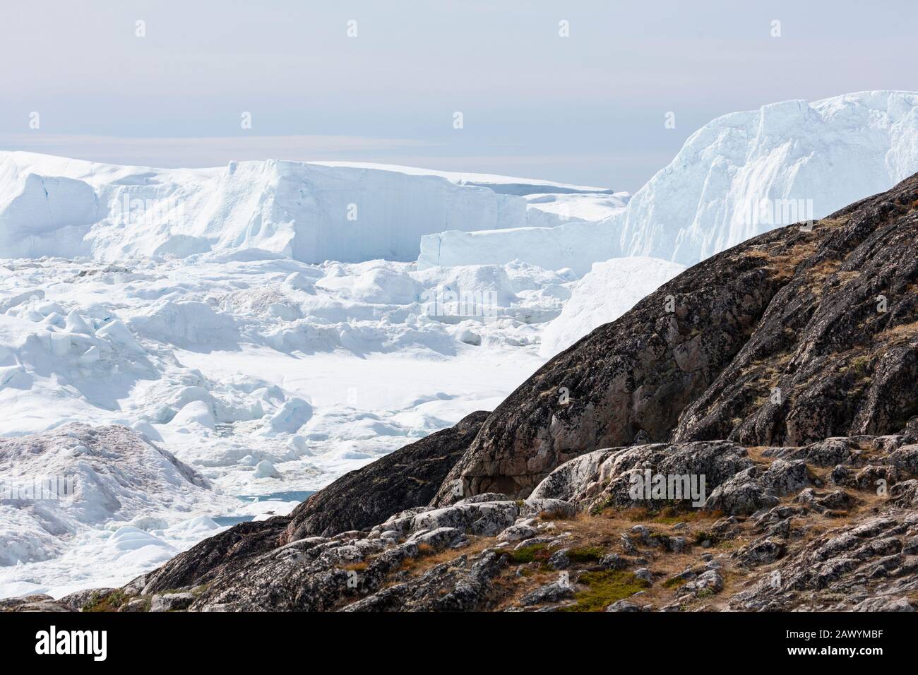 Icebergs polaires au-delà des roches du Groenland Banque D'Images