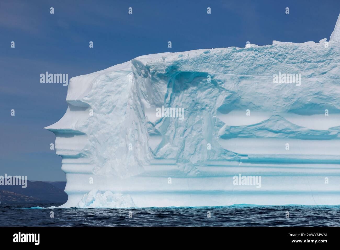 Majestueuse formation d'iceberg sur l'océan ensoleillé Groenland Banque D'Images