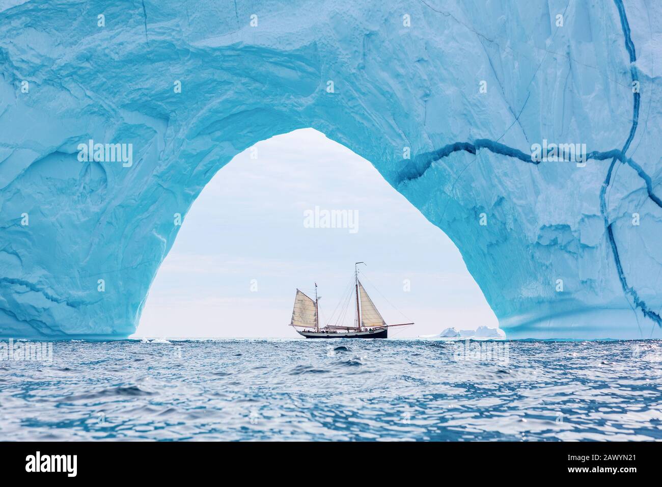 iceberg-et-bateau-banque-de-photographies-et-d-images-haute