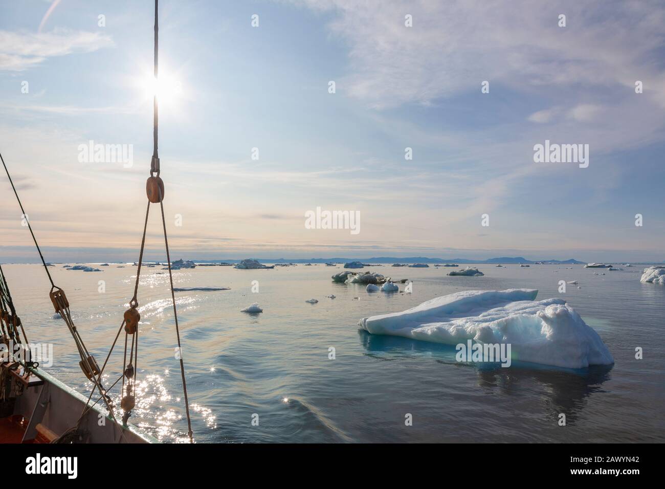 Bateau naviguant devant la glace de fusion sur l'océan Atlantique ensoleillé Groenland Banque D'Images