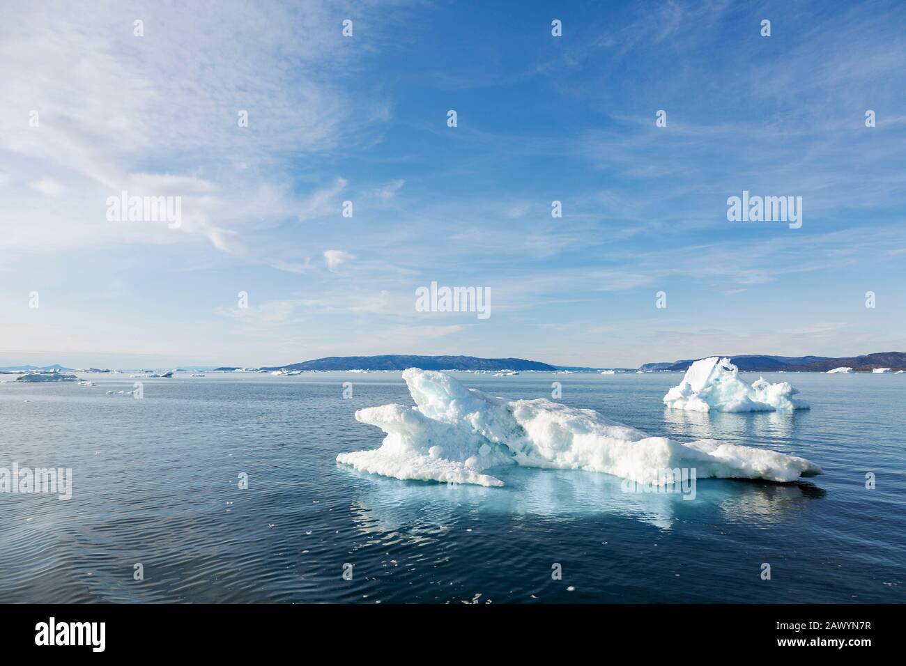 Fonte de la glace sur l'océan Atlantique bleu ensoleillé Groenland Banque D'Images