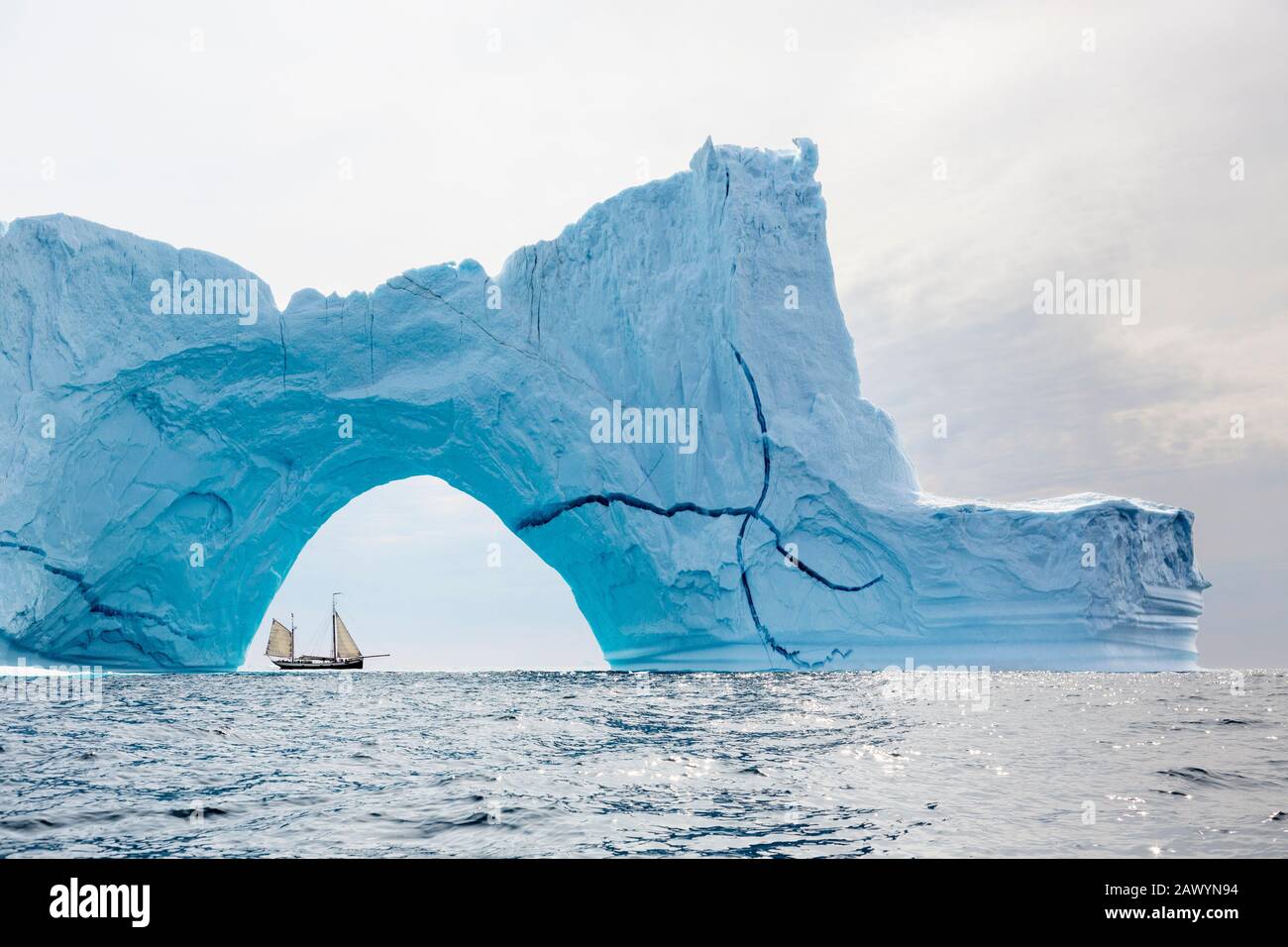bateau-naviguant-derri-re-la-majestueuse-arche-de-l-iceberg-sur-l-oc-an