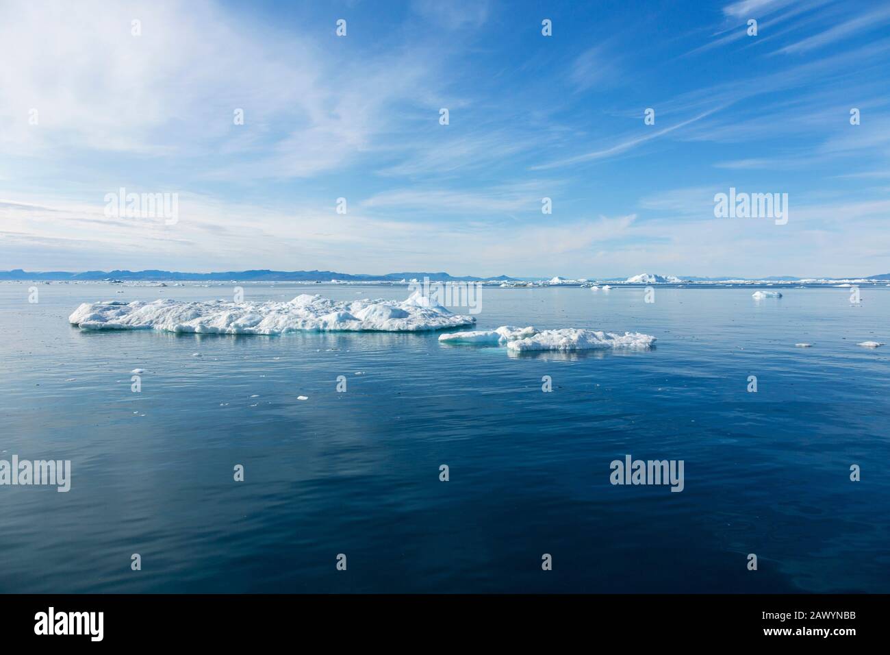 Fonte de la glace polaire sur l'océan Atlantique bleu ensoleillé Groenland Banque D'Images