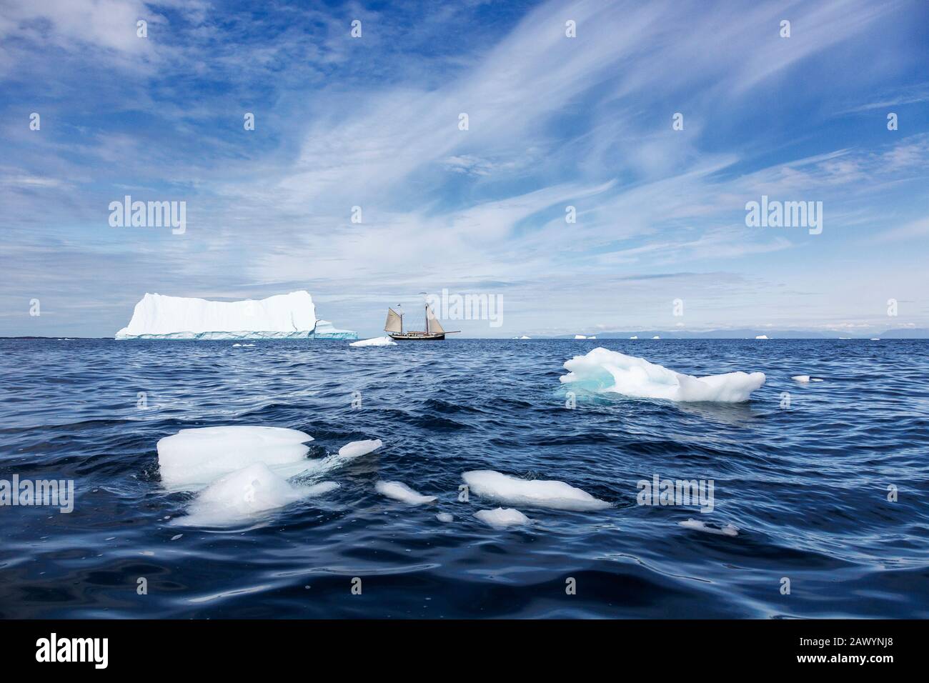 Voilier parmi la fonte de la glace polaire sur l'océan Atlantique ensoleillé Groenland Banque D'Images