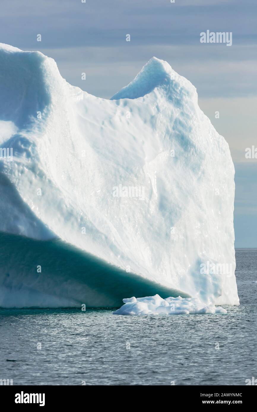 Majestueux iceberg fondu sur l'océan ensoleillé Groenland Banque D'Images