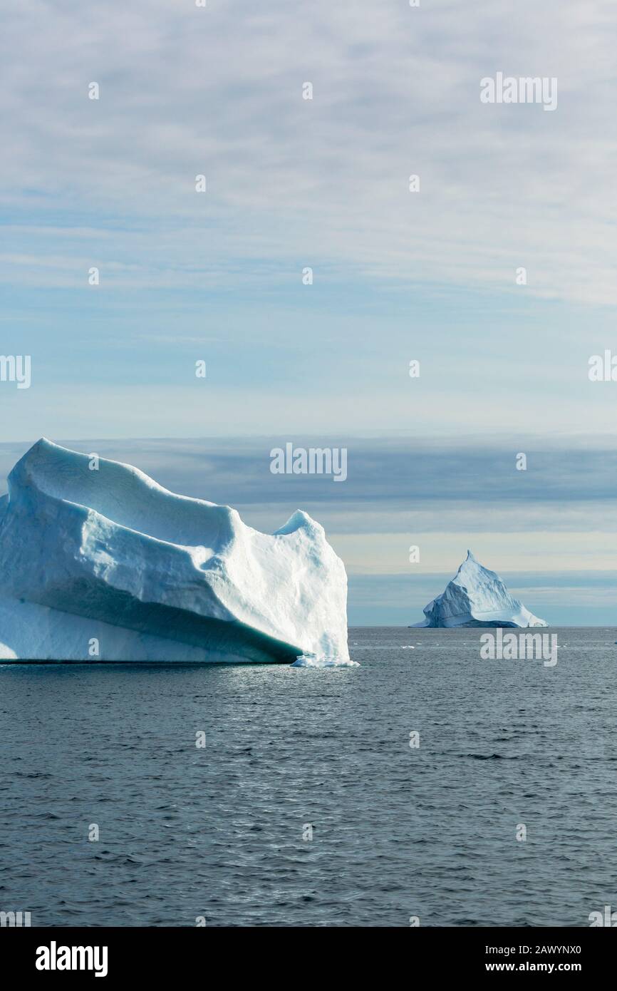 Majestueuses formations iceberg sur l'océan Atlantique ensoleillé Groenland Banque D'Images
