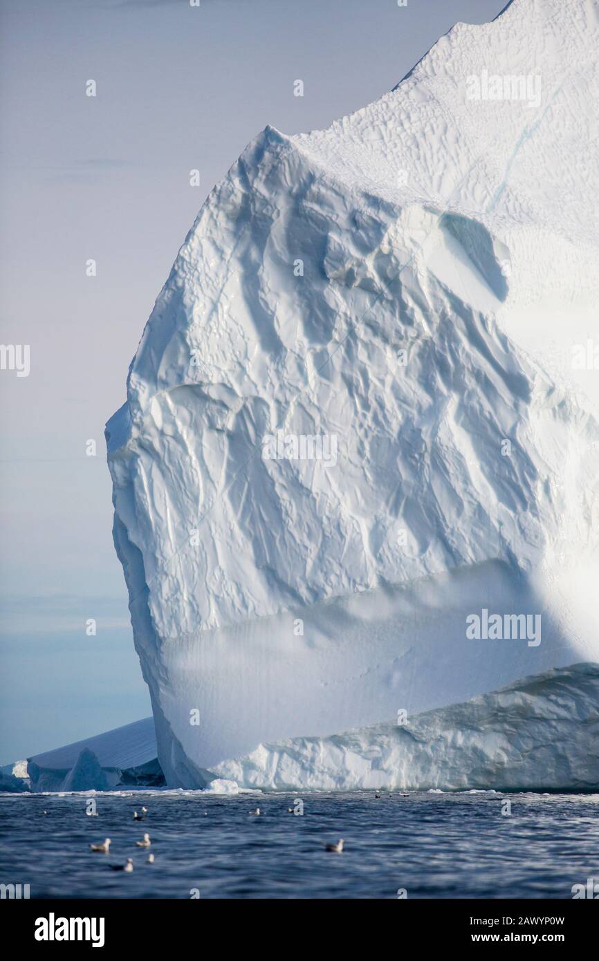 Formation majestueuse d'iceberg sur l'océan ensoleillé Groenland Banque D'Images