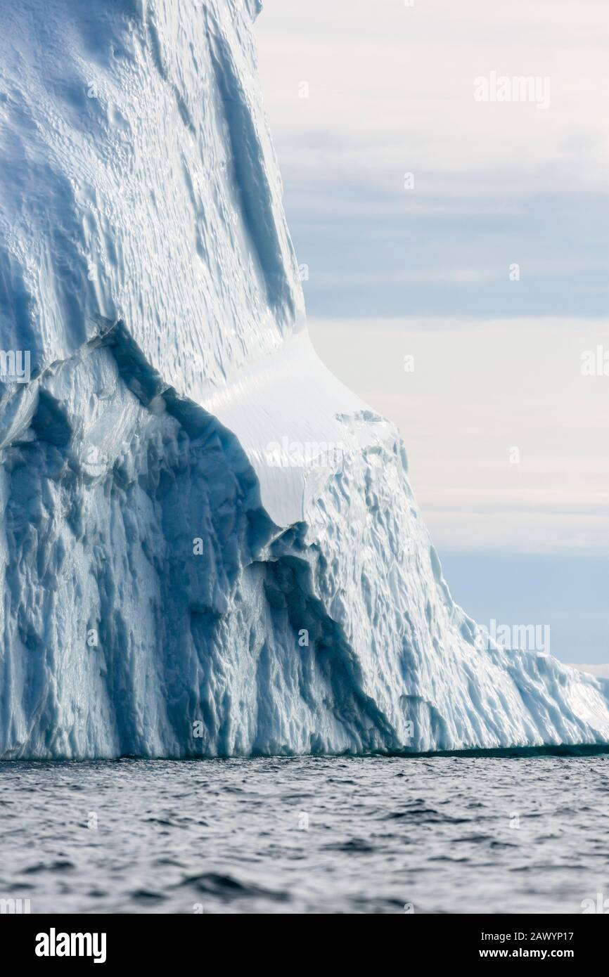 Majestueux iceberg sur l'océan Atlantique Groenland Banque D'Images
