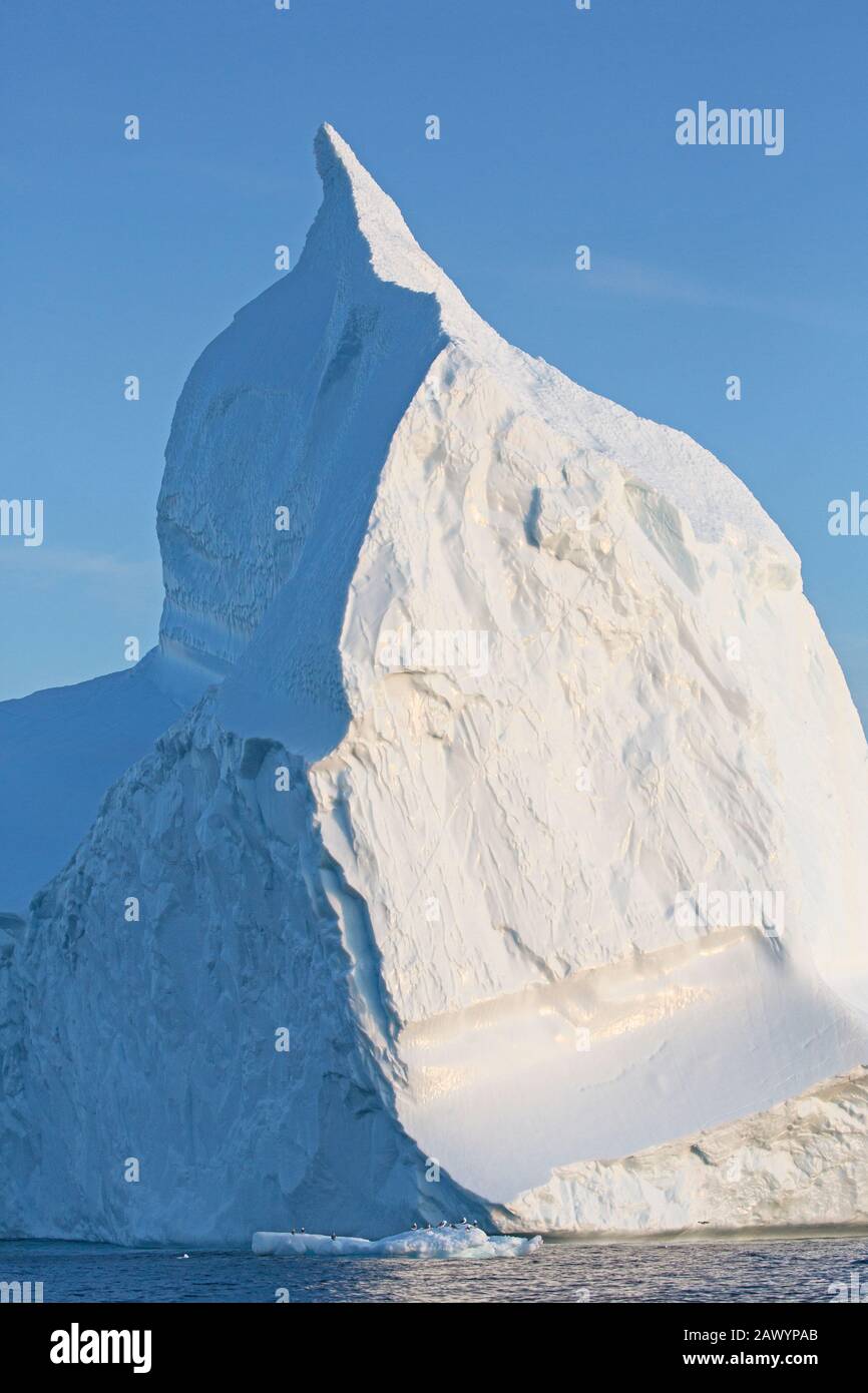 Majestueux iceberg au-dessus de l'océan ensoleillé Groenland Banque D'Images