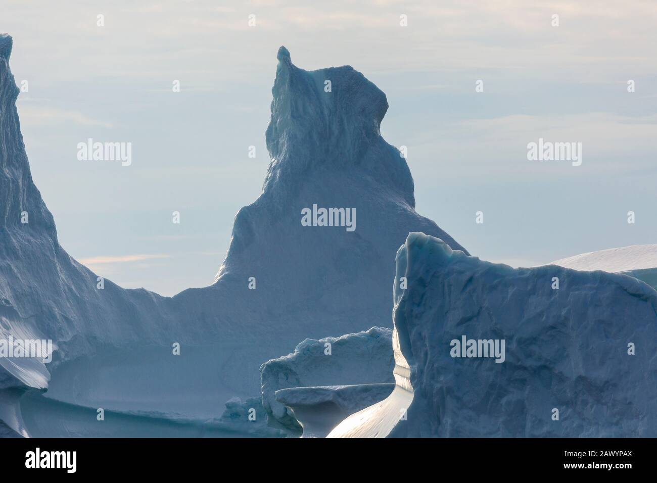 Majestueuses formations iceberg ensoleillées Groenland Banque D'Images