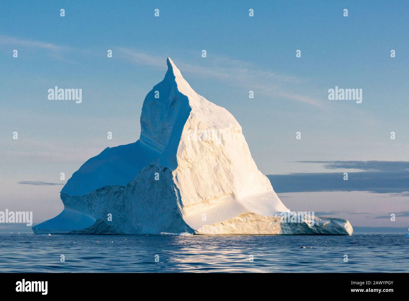 Majestueuse formation d'iceberg sur l'océan Atlantique ensoleillé et tranquille Groenland Banque D'Images