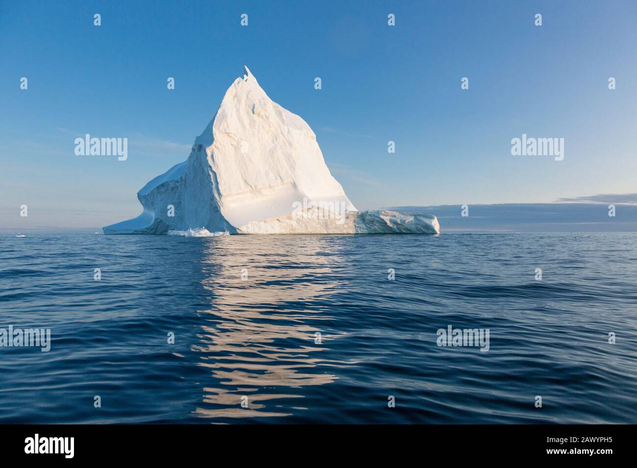 Majestueux iceberg sur l'océan Atlantique bleu ensoleillé et paisible Groenland Banque D'Images