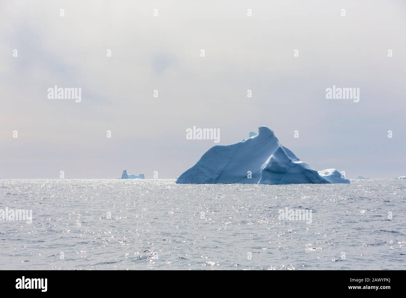 Iceberg au-dessus de l'océan Atlantique ensoleillé Groenland Banque D'Images