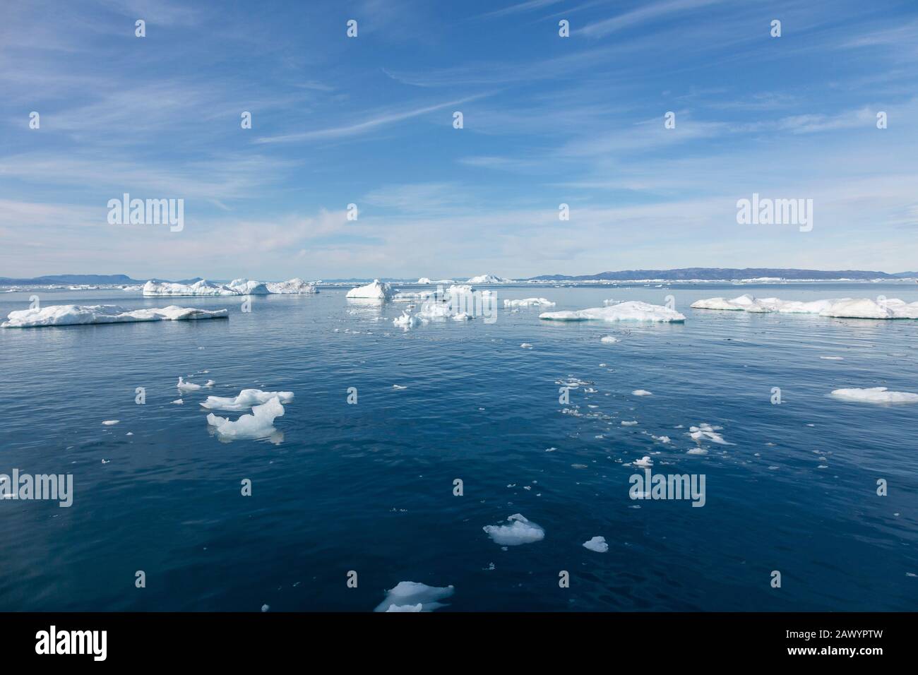 Fonte de la glace polaire sur l'océan Atlantique bleu ensoleillé Groenland Banque D'Images