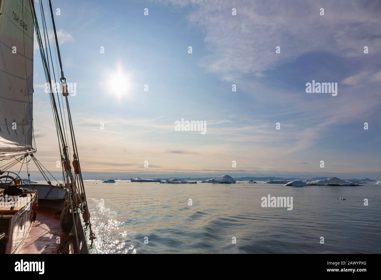 Bateau naviguant vers la fonte de la glace sur l'océan Atlantique ensoleillé et tranquille Groenland Banque D'Images