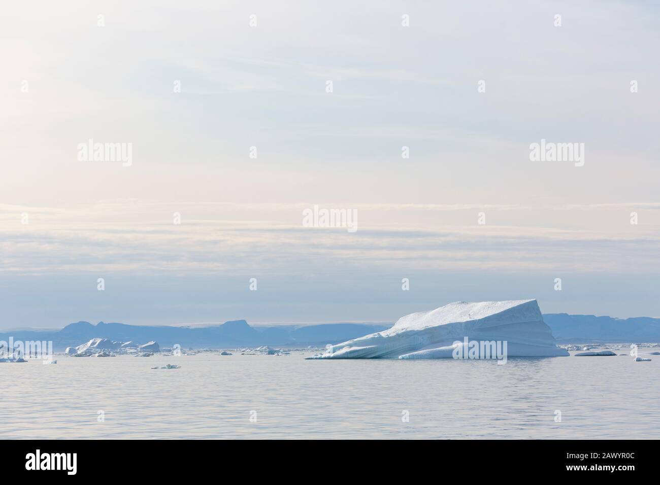 Icebergs sur l'océan Atlantique ensoleillé et tranquille Groenland Banque D'Images