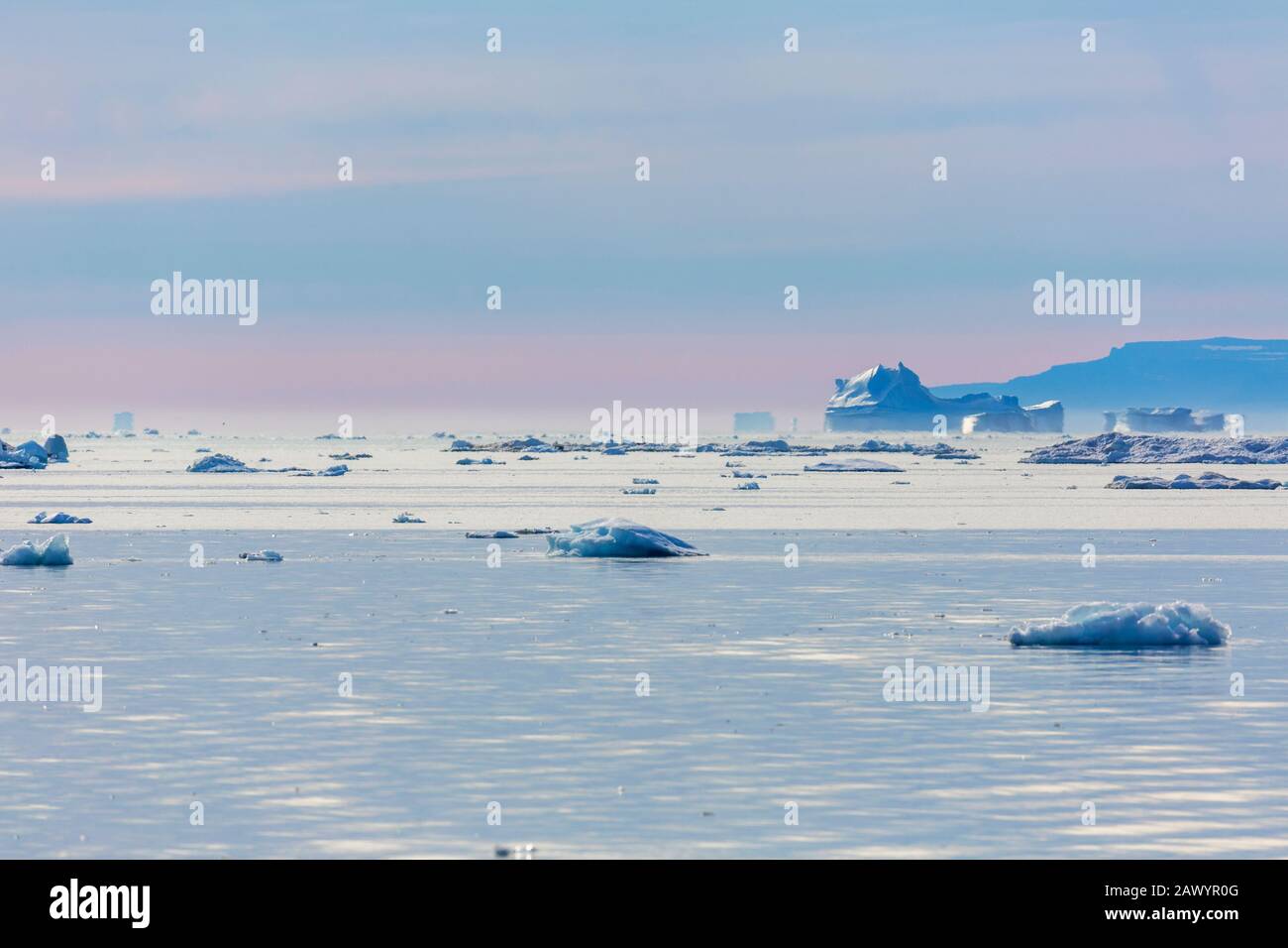 La glace polaire fond sur l'océan Atlantique tranquille Groenland Banque D'Images