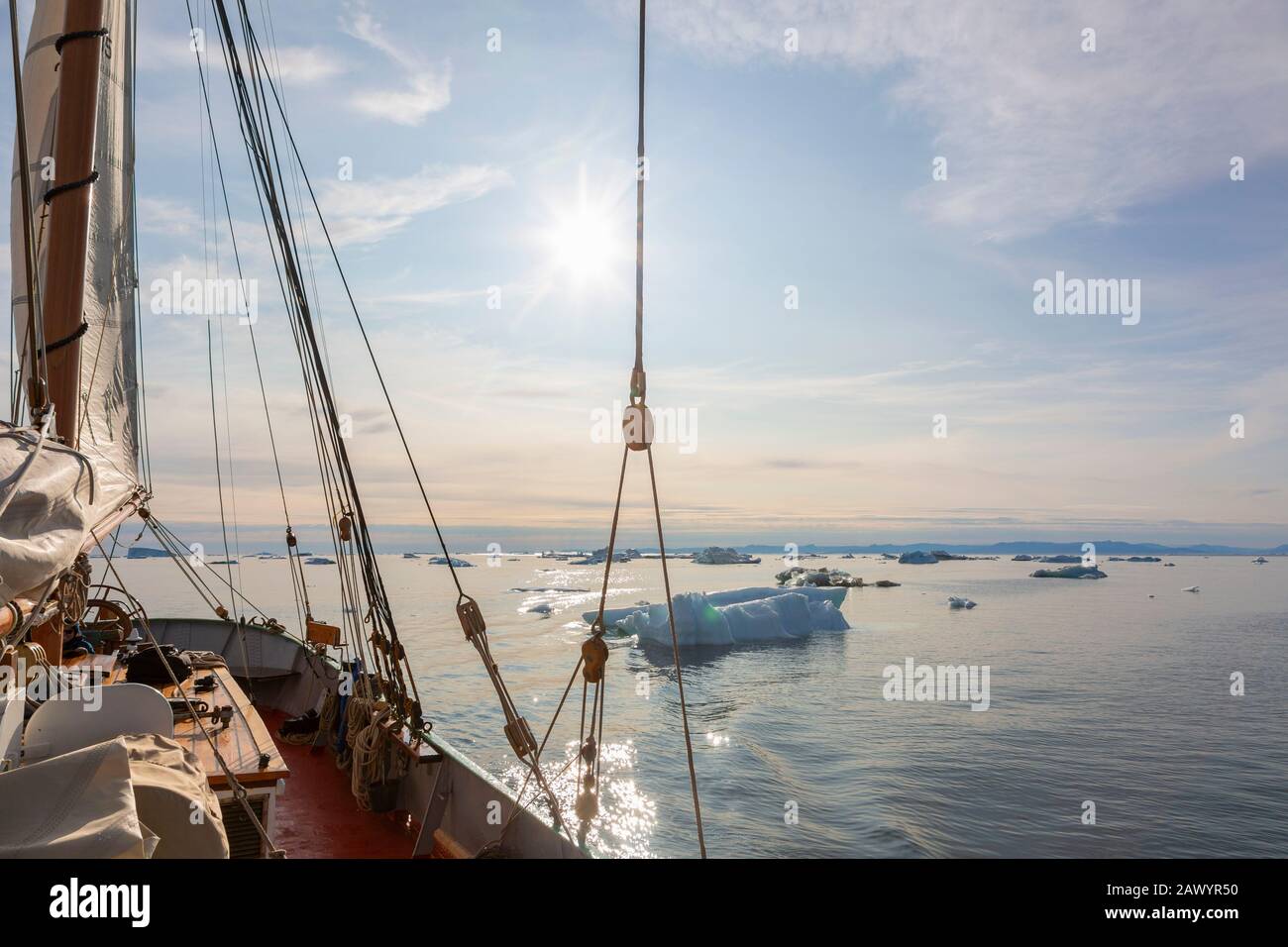 Navire naviguant entre la fonte de la glace polaire sur l'océan Atlantique ensoleillé Groenland Banque D'Images