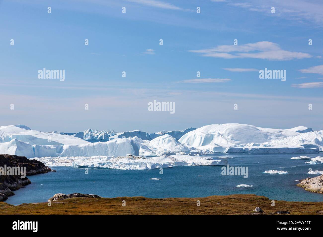 Majestueux icebergs glaciaires sur l'océan Atlantique ensoleillé éloigné Groenland Banque D'Images