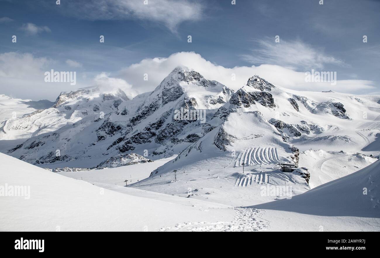 Pics enneigés dans les Alpes suisses Matterhorn glacier paradis Banque D'Images