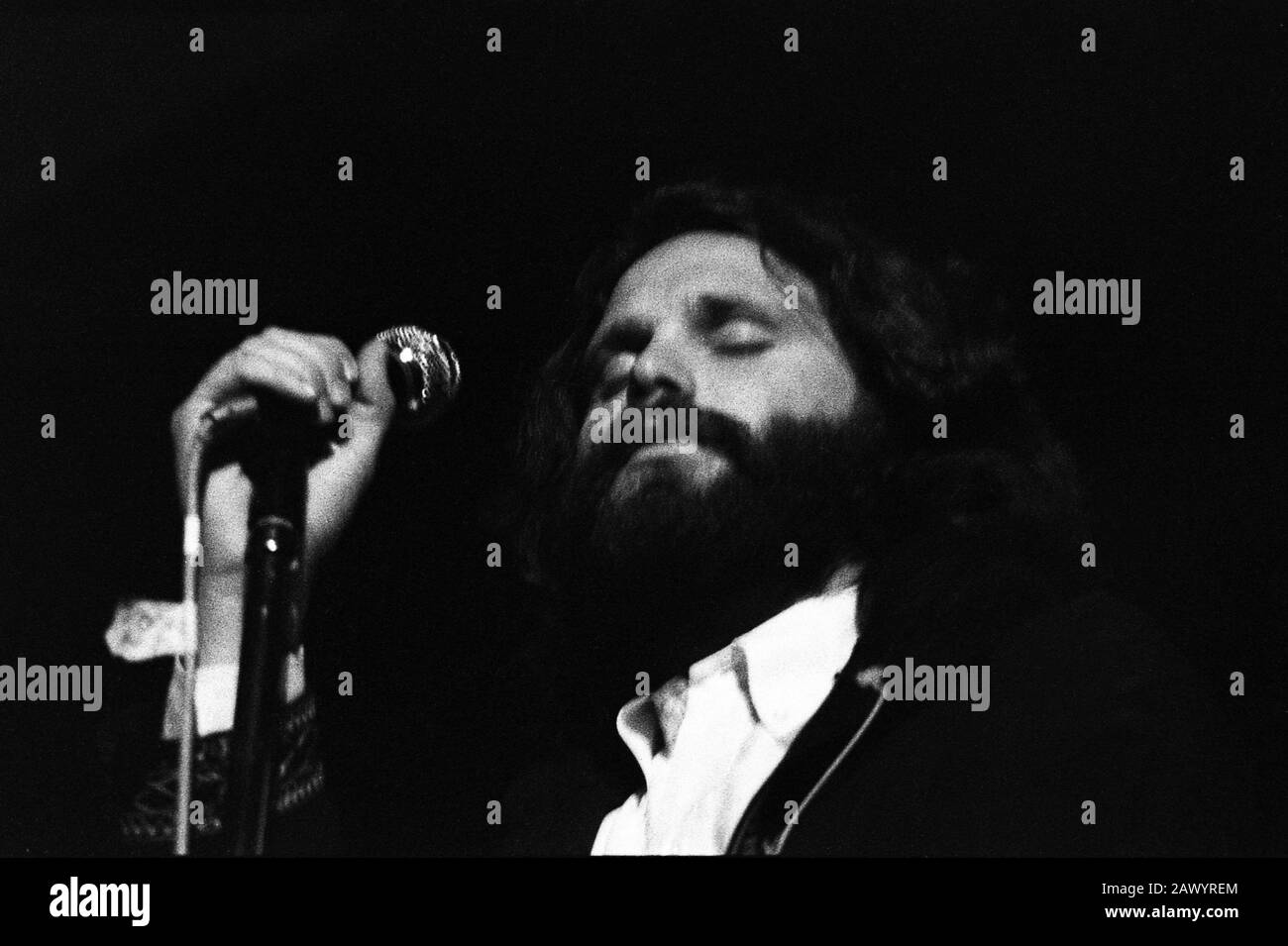 Jim Morrison du groupe The Doors au célèbre festival Isle of Wight en 1970, on estime qu'il y a eu entre 600 et 700 000 personnes. Samedi 29 Août 1970 Banque D'Images