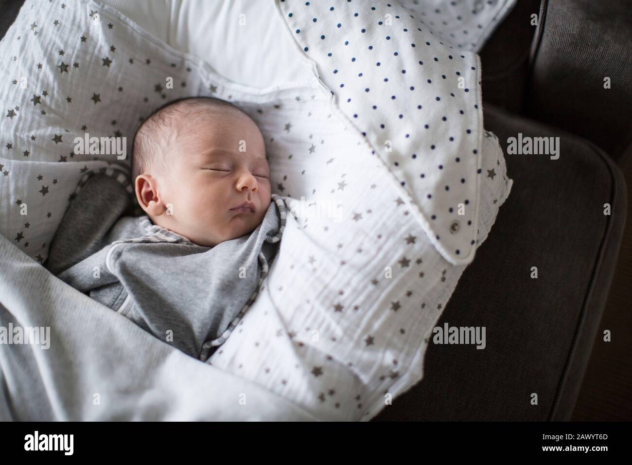 Bébé vieux garçon dormant dans bassinet Banque D'Images