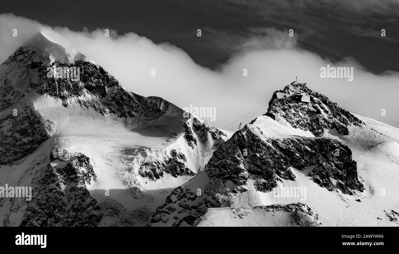 Pics enneigés dans les Alpes suisses Matterhorn glacier paradis Banque D'Images