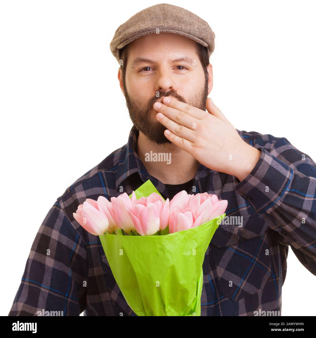 Jeune homme barbu tenant un bouquet de tulipes roses, jetant des baisers, isolé sur fond blanc. Fête des mères, Saint Valentin, Pâques et su Banque D'Images