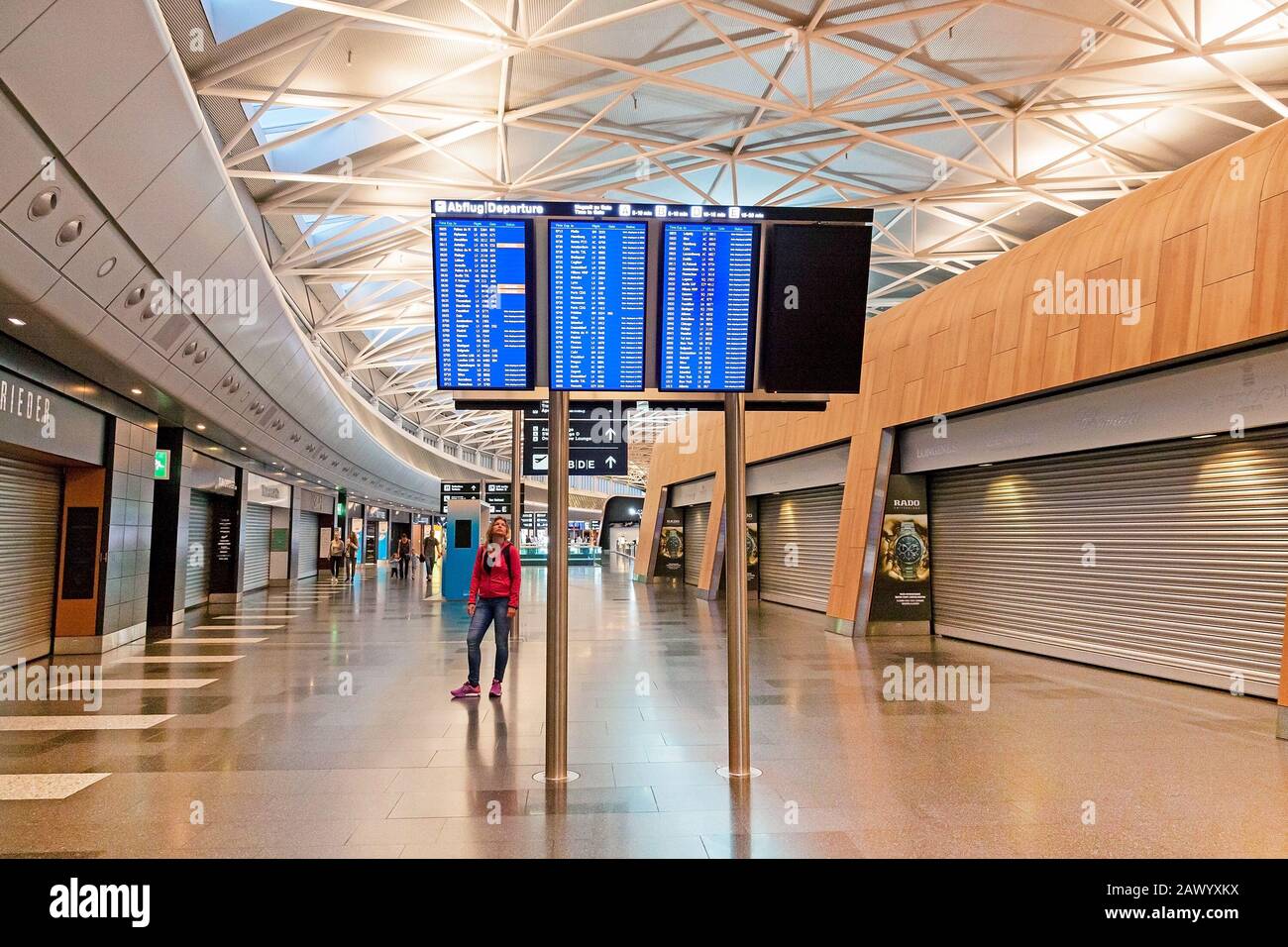 Zurich, Suisse - 11 juin 2017: Aéroport Zurich zone d'attente après l'enregistrement, femme regardant le calendrier des vols Banque D'Images