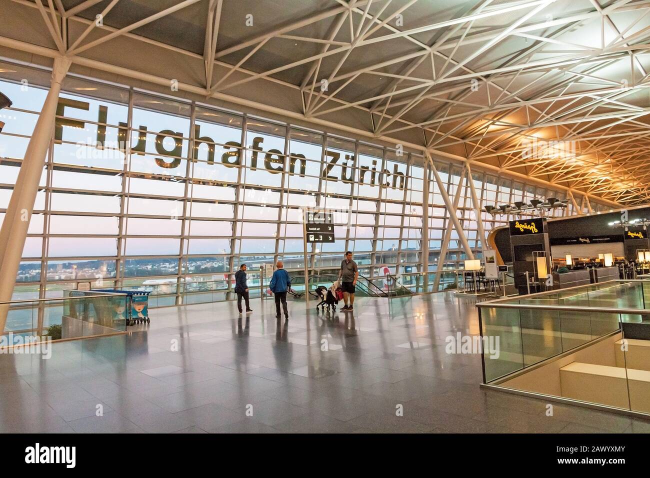 Zurich, Suisse - 11 juin 2017 : aéroport de Zurich (Flughafen Zurich), espace d'attente après l'enregistrement - vue vers l'aérodrome Banque D'Images