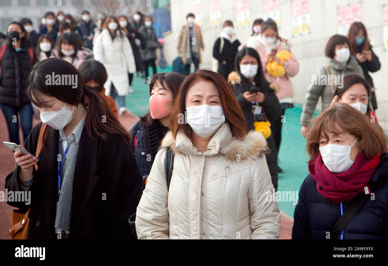 Séoul, Corée Du Sud. 9 février 2020. Fans, 9 février 2020 - patinage artistique : Porter des masques pour empêcher une éventuelle contraction du nouveau coronavirus, les fans marchent à Waikiki Mokdong Ice Rink, le lieu des Championnats de patinage artistique des Quatre Continents de l'UIP 2020 à Séoul, en Corée du Sud. Crédit: Lee Jae-Won/Aflo/Alay Live News Banque D'Images