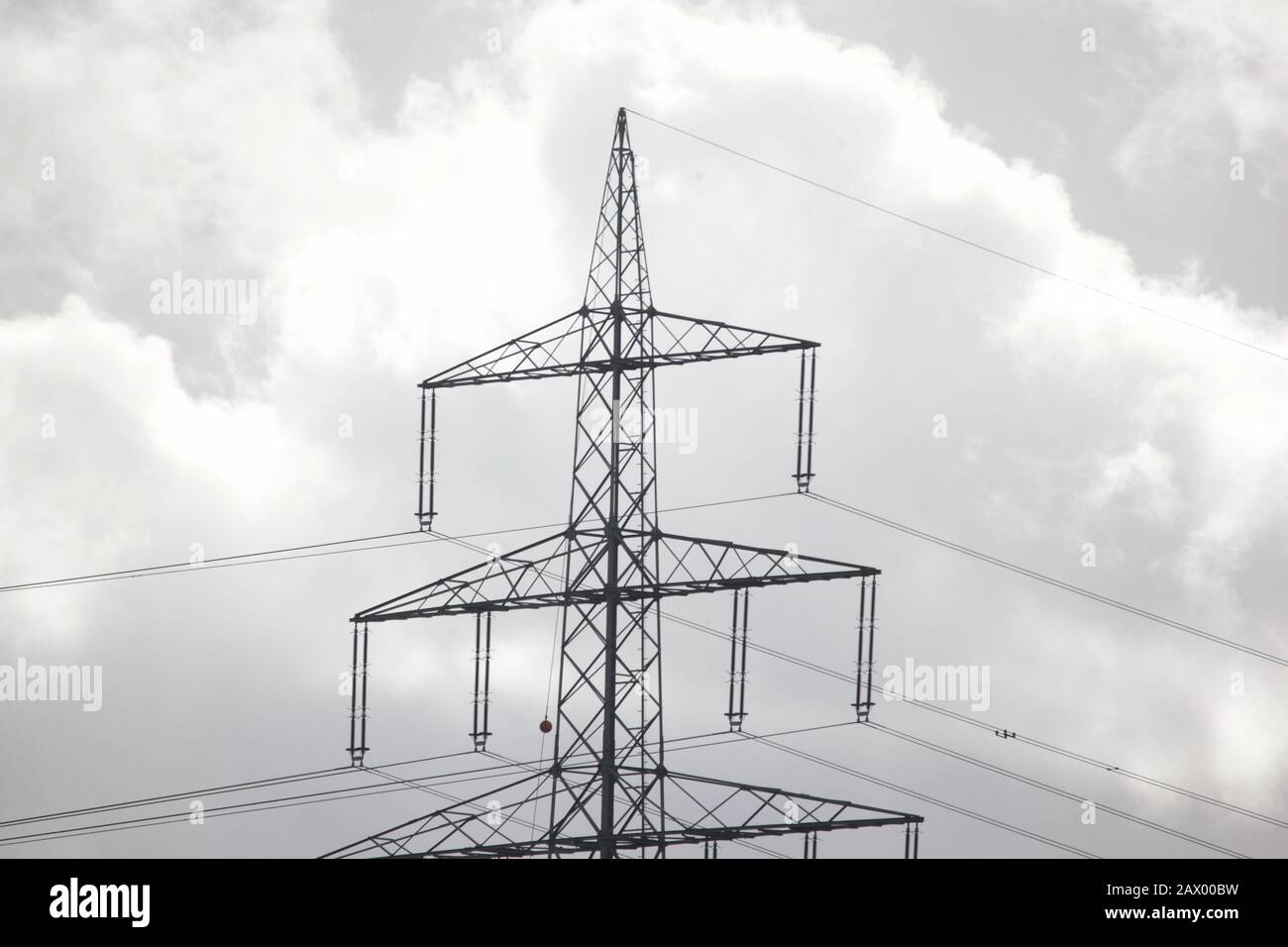 Duisburg, Allemagne. 10 février 2020. Vue d'un pylon où il y a un problème avec la ligne haute tension qui s'étend sur le Rhin. Au début, un câble de mise à la terre inoffensif avait chuté dans l'eau du côté de Krefeld, ce qui pourrait éventuellement conduire à un câble sous tension, selon la police de Duisburg. La rivière a été fermée pour le transport entre Düsseldorf et Krefeld. À l'heure actuelle, il ne peut être ni confirmé ni nié si l'affaire comporte des dommages causés par des tempêtes. Crédit: David Young/Dpa/Alay Live News Banque D'Images