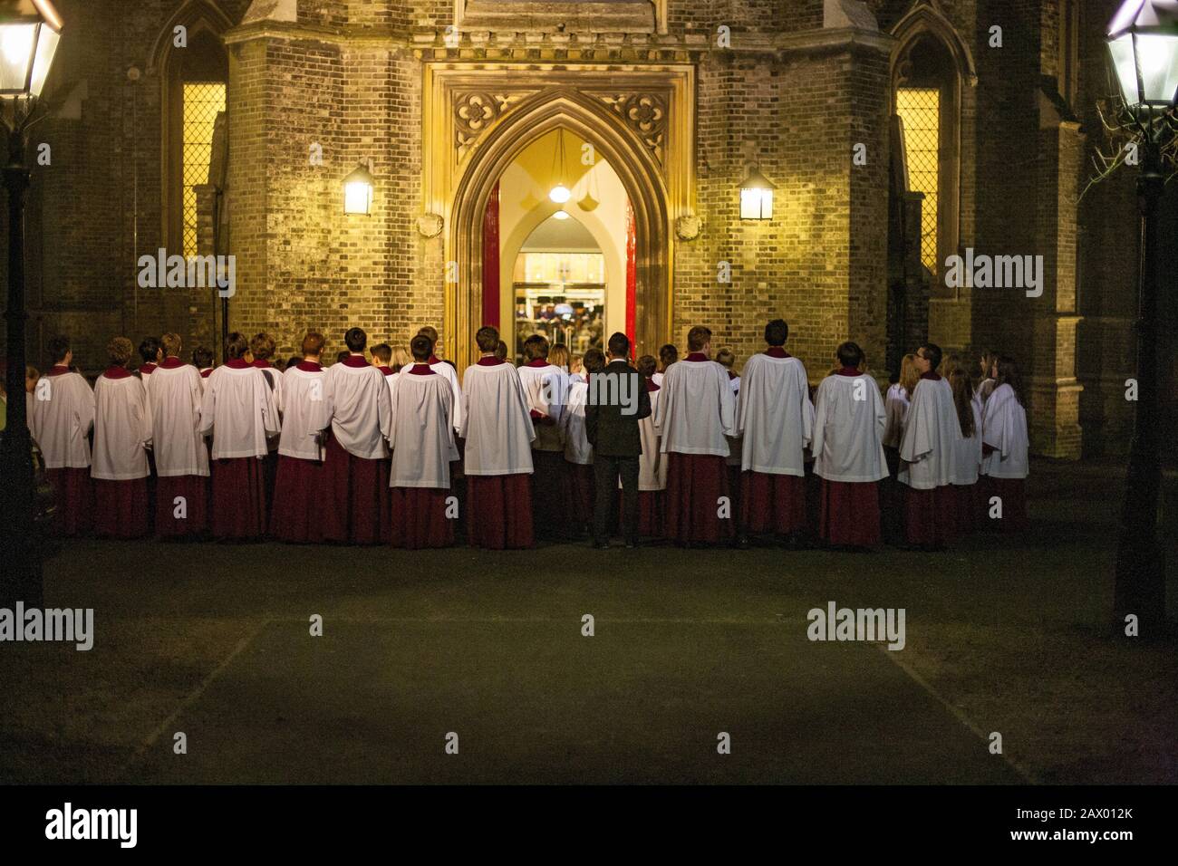 Londres, ROYAUME-UNI - 11 décembre 2012: La chorale se réunit à la porte d'entrée de l'église pour evensong Banque D'Images