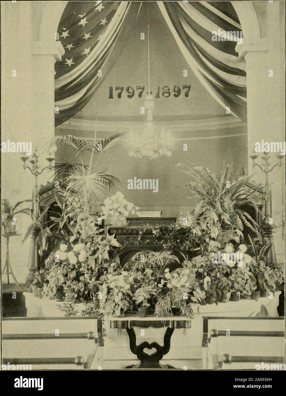 Célébration du centenaire de l'Église unie presbytérienne (l'ancienne blanche) du bâtiment 1797-1897 : Salem, Washington County NY, 9 novembre 1897 . est.Et peut-être le plus intéressant de tous: L'ancienne église RogerWilliams, à Salem, Mass., la première Proteststantéglise de culte érigée en Amérique; Il est jjjreservedto-day comme il y a cent ans; il s'agit du sizede deux des hangars de l'église contigus à cette Église, et l'architecture est presque aussi simple. Et, tout en regardant ces anciennes et historicaléglises, mon esprit retournerait continuellement à l'anotherChurch, dans le village de mon bir Banque D'Images